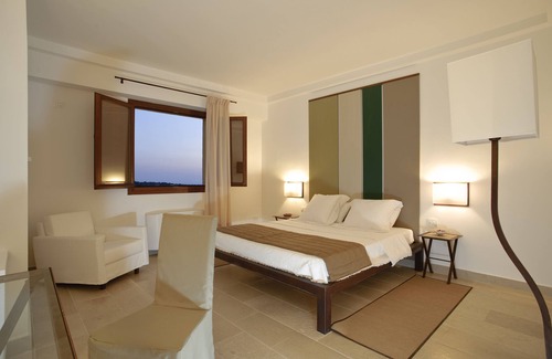 Ragusa Hotel | Relax at Relais Parco Cavalonga: Pool, Spa & Dining Awaits