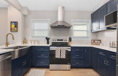 Lee's Summit House | Relax+3 BR+HotTub GameRoom Walk to DT Lee Summit