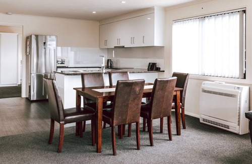 Bicheno Apartment | Enjoy Relax @ 31 with Pool and Breakfast Included!
