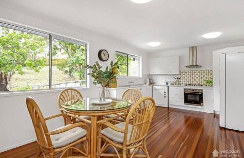Taranganba House | Relax @48: Beachfront Oasis with Ocean View & Breakfast