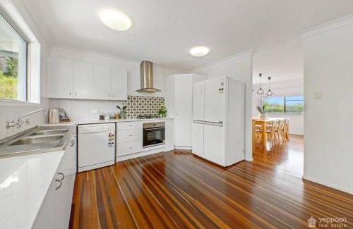 Taranganba House | Relax @48: Beachfront Oasis with Ocean View & Breakfast