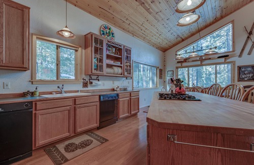 Graeagle House | Cozy Graeagle Cabin: Perfect for Friends and Family Getaways