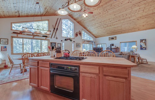 Graeagle House | Cozy Graeagle Cabin: Perfect for Friends and Family Getaways
