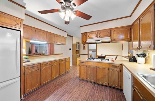 Baytown House | Relax and Play 3BR Retreat w Sunroom