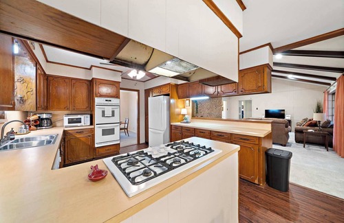 Baytown House | Relax and Play 3BR Retreat w Sunroom