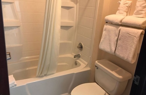 Window Rock Hotel | Recharge at Our Hotel: Free Breakfast & Pet-Friendly Stay!
