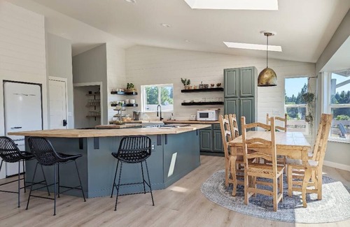 Littlerock House | Tranquil Retreat Minutes from Town with Hot Tub & Breakfast