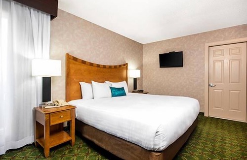 Osage Beach Hotel | Recharge and Relax at Our Poolside Retreat by the Lake