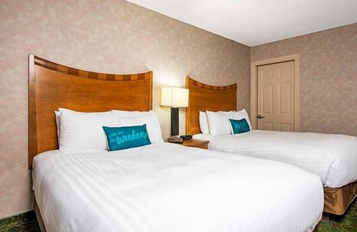 Osage Beach Hotel | Recharge and Relax at Our Poolside Retreat by the Lake