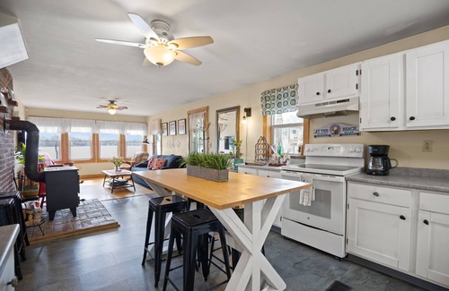 Shapleigh House | Relax and Reconnect at a Pet-Friendly Lakefront Retreat