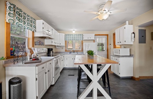 Shapleigh House | Relax and Reconnect at a Pet-Friendly Lakefront Retreat