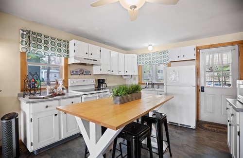 Shapleigh House | Relax and Reconnect at a Pet-Friendly Lakefront Retreat