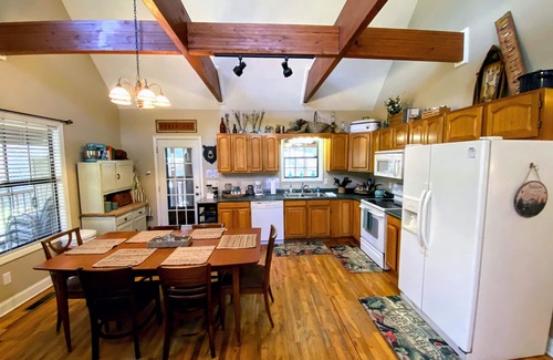 Helen Cabin | Discover Relaxation at Creekside Cottage: Pet-Friendly Retreat