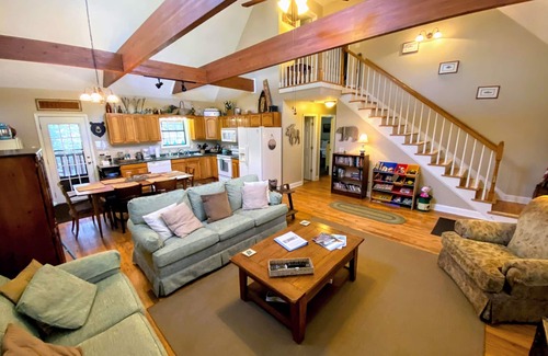 Helen Cabin | Discover Relaxation at Creekside Cottage: Pet-Friendly Retreat