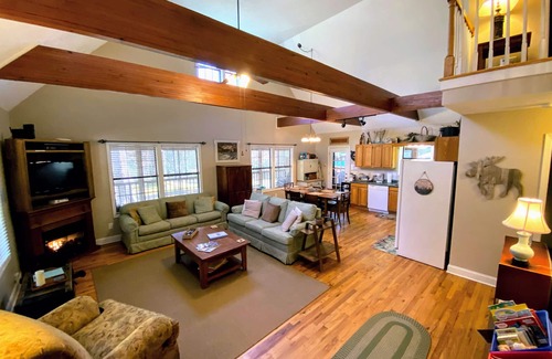 Helen Cabin | Discover Relaxation at Creekside Cottage: Pet-Friendly Retreat