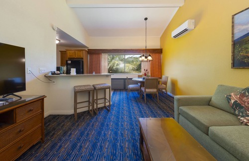 Princeville Hotel | Relax and Unwind: Enjoy Poolside Bliss with Free Parking