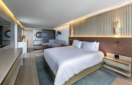 Village of La Jolla Hotel | Relax and Unwind! Enjoy Beach Access with Poolside Comfort