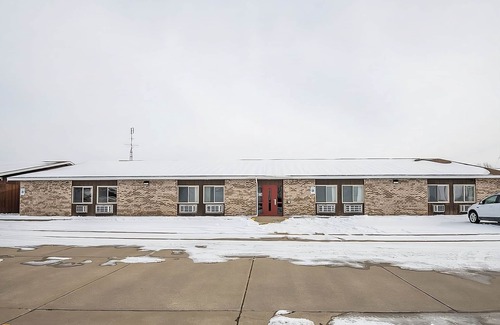 Chesaning House | Relax and Unwind in Pet-Friendly Units Near Twin Brooks Golf