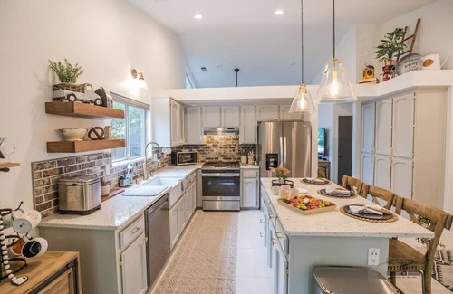 North Hilltop Apartment | Unforgettable Stay at Hanland House: Family-Friendly Comfort