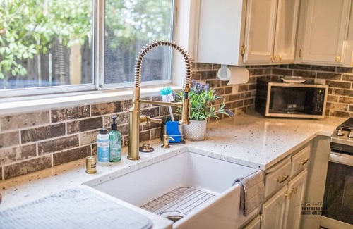 North Hilltop Apartment | Unforgettable Stay at Hanland House: Family-Friendly Comfort