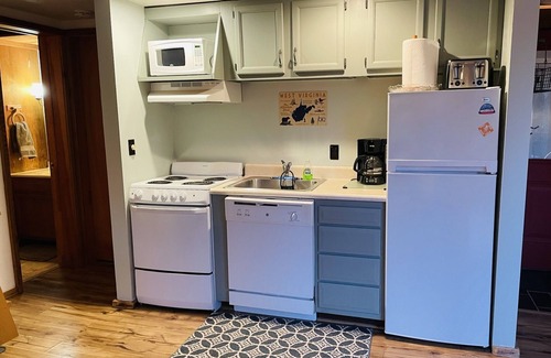 Davis Cabin | Relax and Unwind at Bear Stroll Bungalow - Rated 9/10!