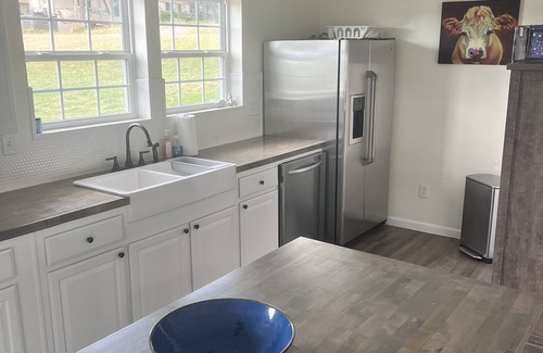 Kingston House | Tranquil Retreat with Lake Views and Family-Friendly Amenities