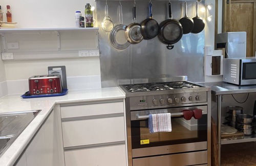 Oakura House | Relax and unwind in Quality accommodation - 2 min drive to beach.