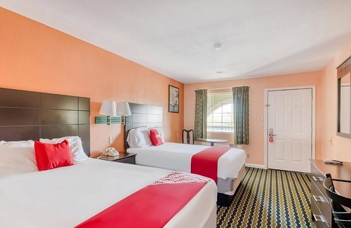 Channelview Hotel | Relax and Unwind: Pet-Friendly Retreat with Free Parking