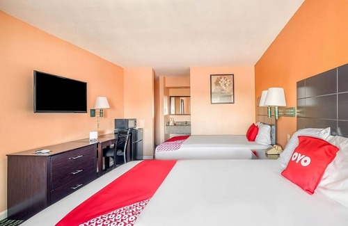 Channelview Hotel | Relax and Unwind: Pet-Friendly Retreat with Free Parking