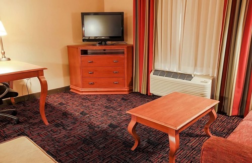 Tomball Hotel | Relax and Unwind with Pool, Free Breakfast & Pet-Friendly Stay