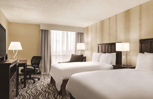 Fort Worth Hotel | Relax and Unwind by the Pool Near Fort Worth Art Museum