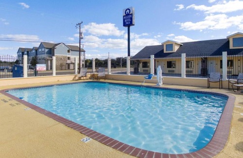 Ingleside House | Relax and Unwind with Pool, Free Parking & Breakfast!