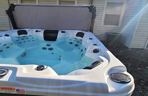 Miamisburg House | Unwind in Miamisburg with Hot Tub & Spa Amenities
