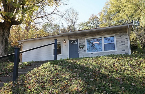 Miamisburg House | Unwind in Miamisburg with Hot Tub & Spa Amenities