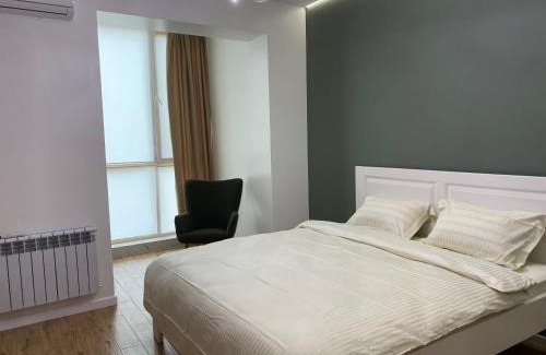 Rivne Apartment | Stylish Lakeview Apartments with Pool and Hot Tub