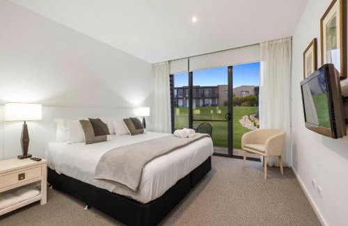 Fingal Apartment | Relax at 54: Oceanfront Getaway with Pool & Top Reviews