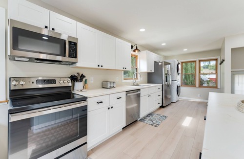 Leland House | Idyllic Farmhouse Getaway Steps from Dutch Hollow Lake