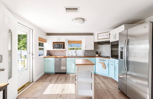 Englewood Cottage | Charming Bamboo Cottage: Walk to Dearborn St & Beaches