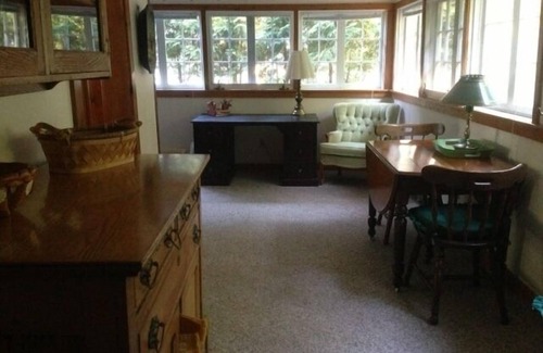 Markesan Cottage | Discover a Hidden Gem on Green Lake with Spa & Views