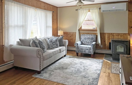 Stamford House | Unwind by the Scenic Brook with Green Mountain Views