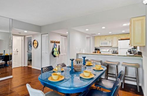 Harbour Town Apartment | Seaside Retreat: Resort-Style Condo in Harbour Town