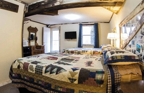 Rice Lake Cabin | Delightful Antique Room at Curriers Lakeview Hotel