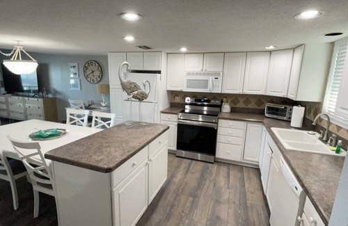 Ormond Beach Condo | Unwind by the Ocean: 10/10 Rated Hotel with Pool Access