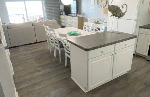 Ormond Beach Condo | Unwind by the Ocean: 10/10 Rated Hotel with Pool Access