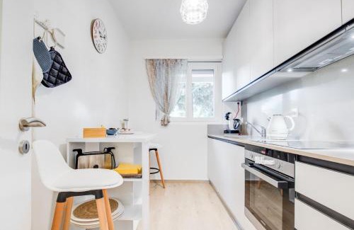 Locarno Apartment | Tranquil RELAX Camelia Apartment - 4-Star Retreat Awaits