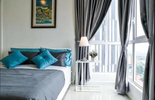 Bunga Paya Pantai Apartment | Unwind at Malacca River: 4-Star Comfort with Pool & Hot Tub