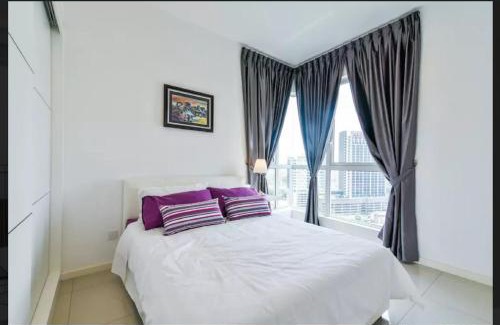Bunga Paya Pantai Apartment | Unwind at Malacca River: 4-Star Comfort with Pool & Hot Tub