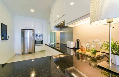Bunga Paya Pantai Condo | Chic 3-Bedroom Apartment with Breathtaking Views & Pool