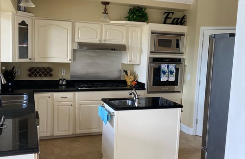 Apollo Beach House | Relax & Enjoy: Ocean View Rooms with Pool and Spa