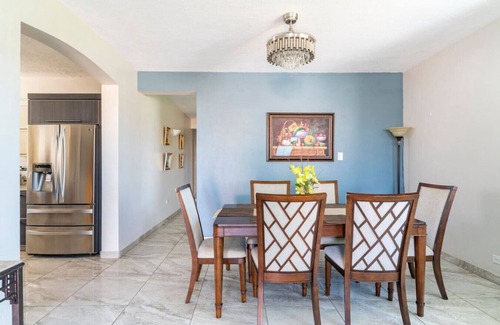Maleza Baja House | Convenient Stay with Spa & Breakfast Near the Airport
